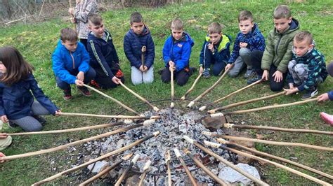 Otroci se zbirajo ob tabornem ognju