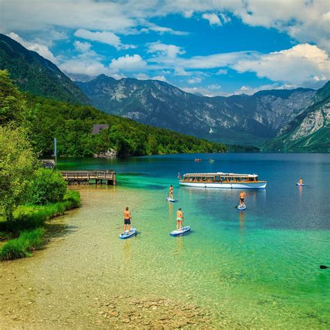 Bohinjsko jezero s čolni na obali