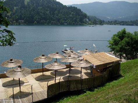 Pogled na jezero z jadrnicami in termalnim kopališčem