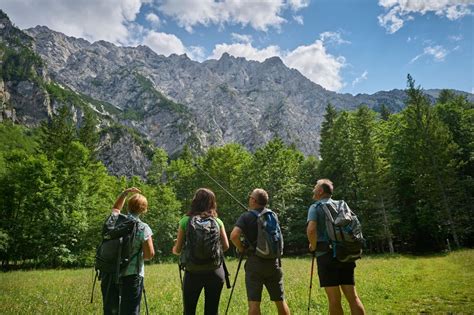 Pohodniki na poti v Logarski dolini