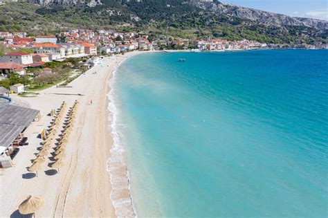 Panoramski pogled na dolgo prodnato Velo plažo v Baški