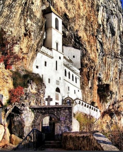 Samostan Ostrog vklesan v skalo