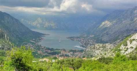 Pogled na zaliv Boke Kotorske s starim mestom Kotor