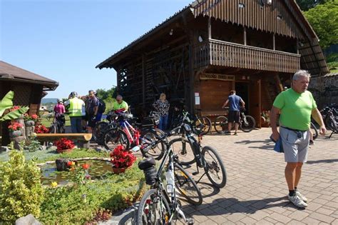 Kolesarji na poti po Soriški planini