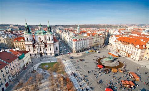 Staromestni trg z astronomsko uro