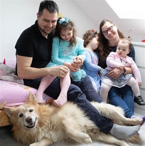 Ilustracija Grege Tepeža, ki se spopada z nevarnimi žuželkami