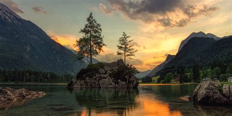 Gorska pokrajina z jezerom