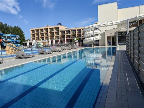 Notranji bazen Oaze Paradiso z naravno okolico