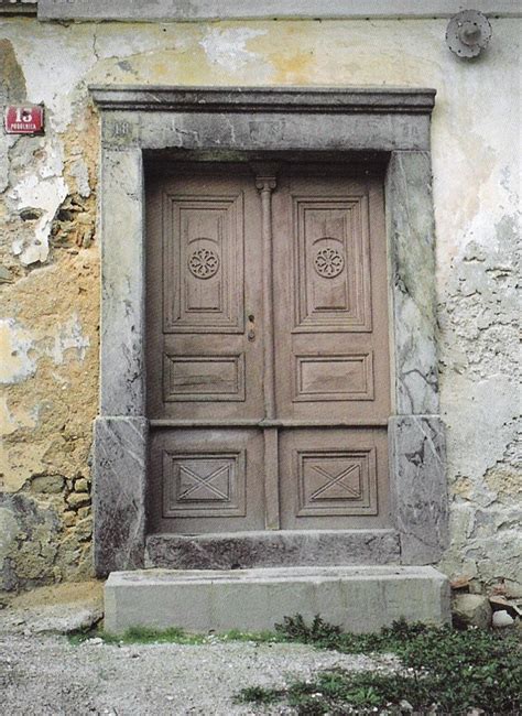 starinska kmečka hiša s kamnitim portalom