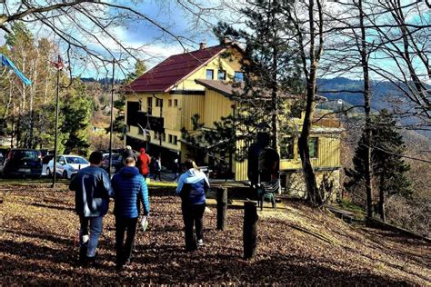 Planinski dom v Gorah s cerkvijo v ozadju