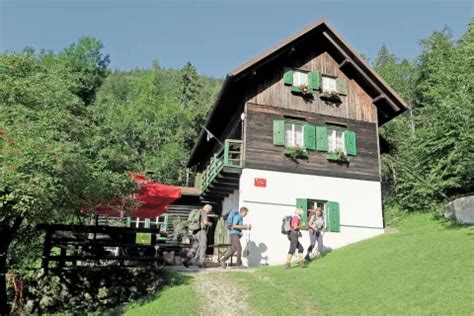 Razgled s planinskega doma na dolino Save