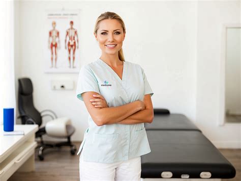 Fizioterapevt izvaja rehabilitacijo