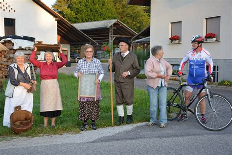 Lokalni prebivalci sodelujejo na delavnici