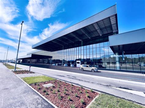 Potniški terminal letališča Brnik v 70. letih