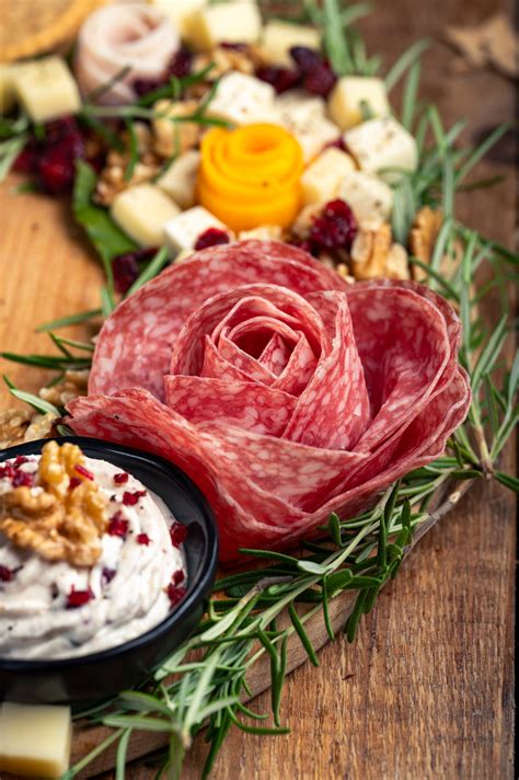 Prikaz bogatega narezka z lokalnimi mesninami