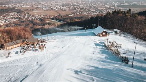 Osvetljena sankališka proga na Pohorju ponoči