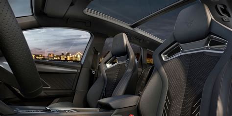 Notranjost luksuznega avtomobila z usnjenimi sedeži