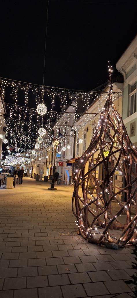 Praznično okrašeno mestno središče
