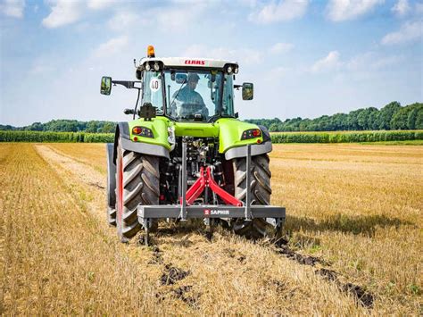 sodobna kmetijska mehanizacija na polju