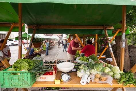 lokalna tržnica s kmetijskimi pridelki