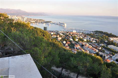 Pogled na gozdni park Marjan s splitske obale