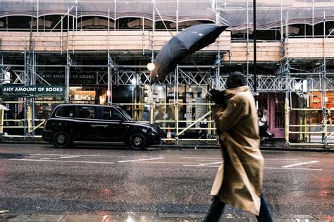 Slika dežnega dne v Londonu s tipičnimi črnimi taksiji