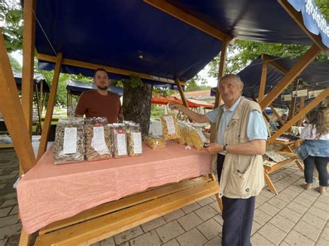 Živahna tržnica v medini s tradicionalnimi izdelki