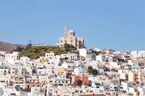 Sončna pokrajina Apulije z značilnimi belimi hišami in oljkami