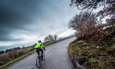 Kolesar na poti v naravi