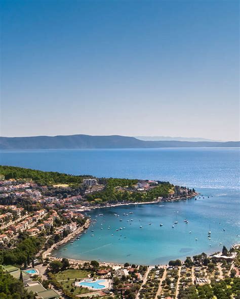 Panoramski pogled na Rabac z zalivom in plažami