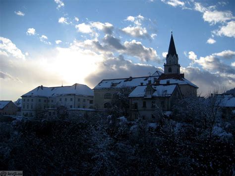 Pogled na staro mestno jedro Labina s cerkvenim zvonikom