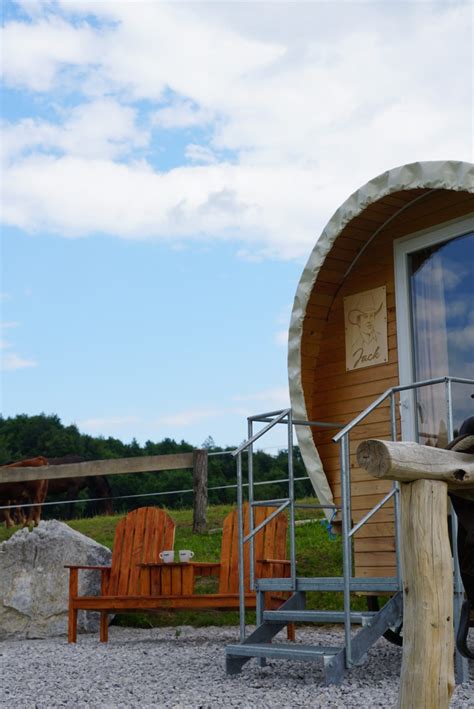 Kavbojska kočija kot glamping nastanitev