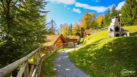 Glavna panorama Zelene vasi Ruševec s pogledom na bungalove in vilo