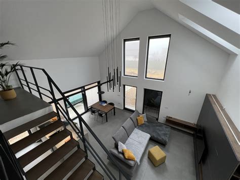 Notranjost eko bungalova z galerijo in lesenimi detajli