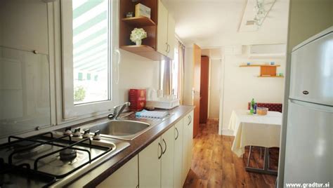 Notranjost mobilne hišice v Kampu Adria Ankaran