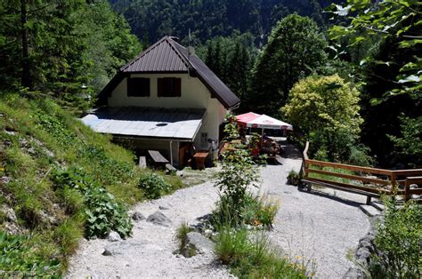 tradicionalna avstrijska koča s hrano