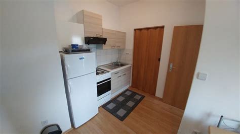 Notranjost sobe v Penzionu Pod Lipo z udobnim pohištvom