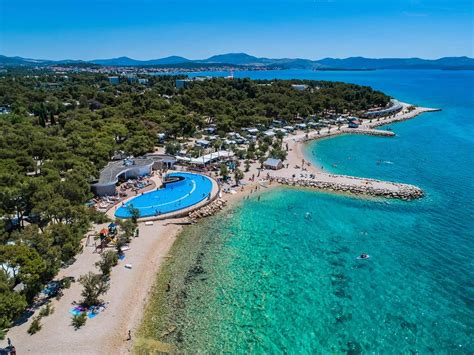 Panoramski pogled na Amadria Park Šibenik s pogledom na morje in borov gozd