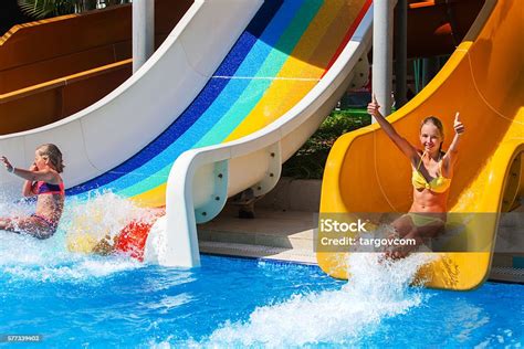 Otroci uživajo na toboganu v Aquaparku Dalmatia