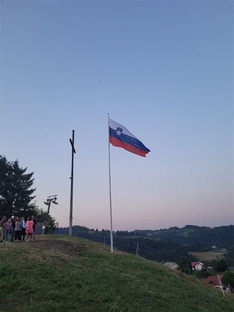 Slovenska zastava na vrhu hriba