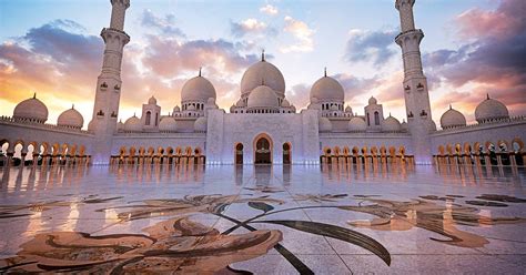 Notranjost Velike mošeje šejka Zayeda z razkošnimi lestenci in okrasjem