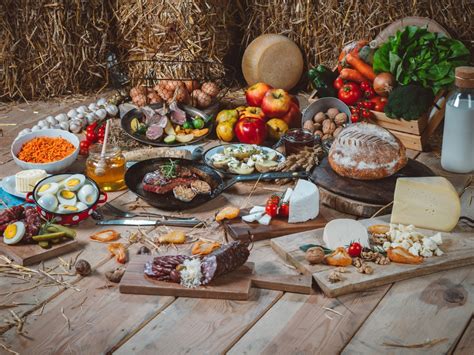 Prazna ali delno postrežena samopostrežna miza s hrano