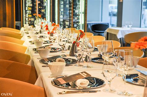 Elegantno pogrnjena miza v restavraciji