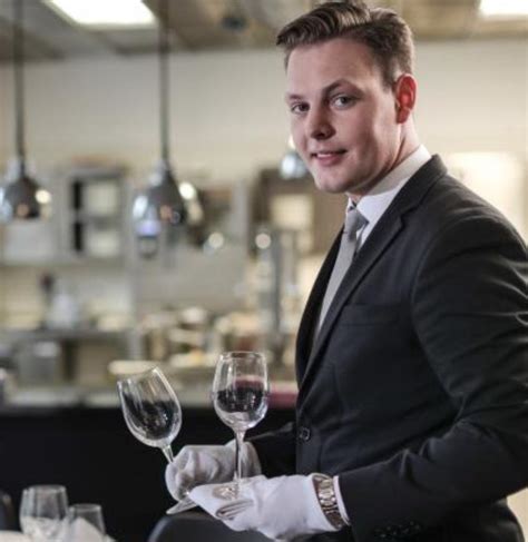 Natakar, ki postreže jed gostu