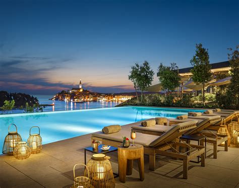 Pogled na hotel Grand Park Rovinj s teraso in bazenom