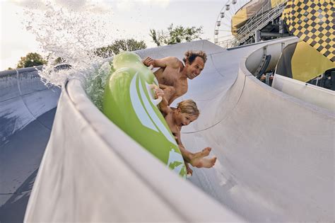 Otroci uživajo na toboganu v Termalni rivieri