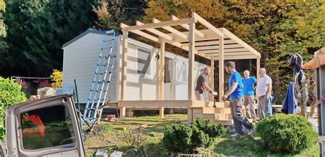 Ilustracija družine, ki uživa na počitnicah v mobilni hiški