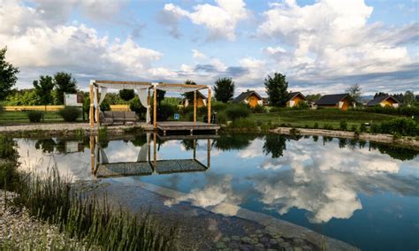 Zračni posnetek glamping resorta Kolpa Resort, ki prikazuje idilično lokacijo ob reki Kolpi.