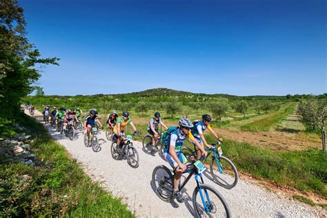 Družina na kolesarski poti v Istri