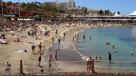 Pogled na plažo in turistično letovišče na Kanarskih otokih